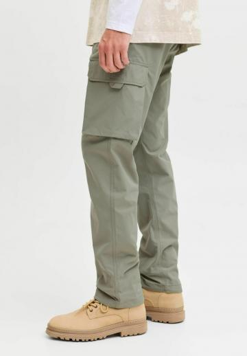 Брюки с накладными карманами