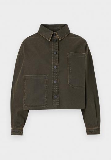 Куртка с накладнымит карманами