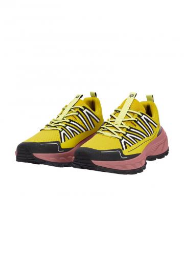 Походные кроссовки