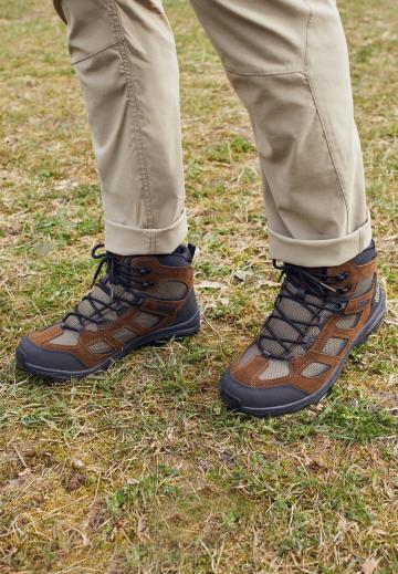 Походные кроссовки