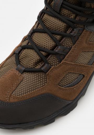 Походные кроссовки