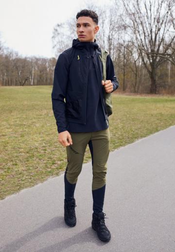 Походные кроссовки