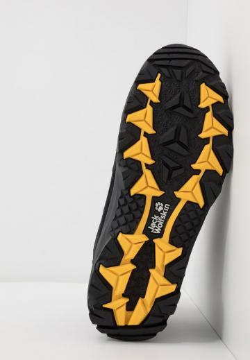 Походные кроссовки