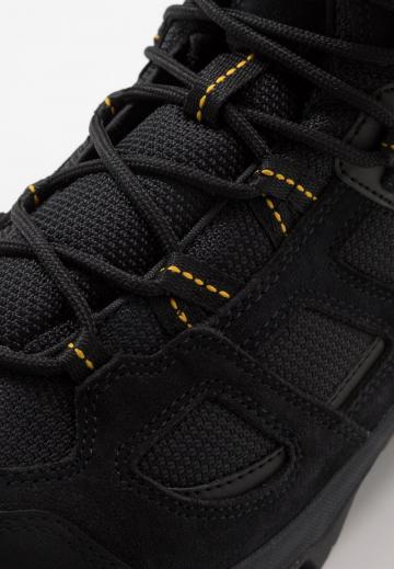 Походные кроссовки