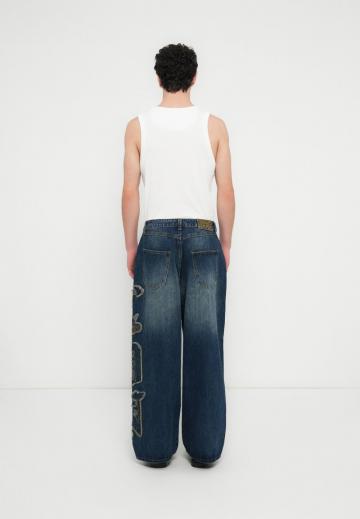 Прямые джинсы