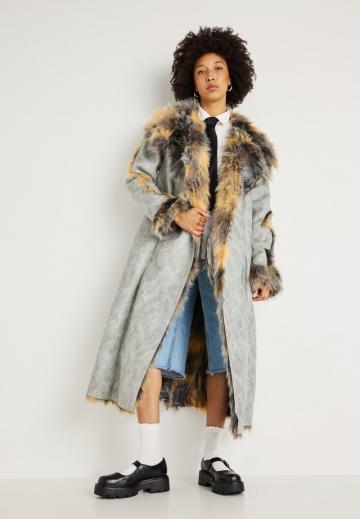 Пальто из искусственной кожи