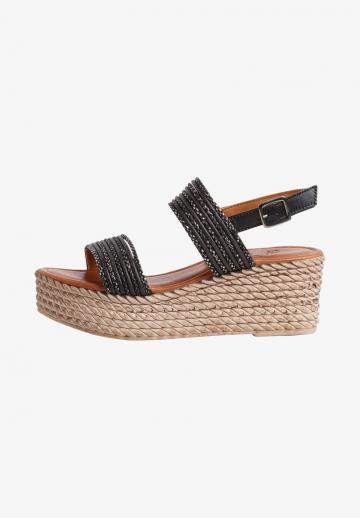 Босоножки на танкетке