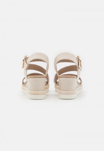 Босоножки на танкетке