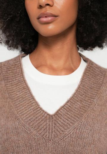 Пуловер с вырезом V