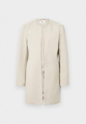 Короткое пальто