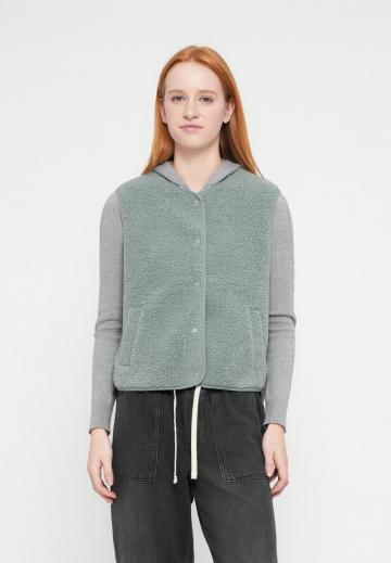 Пуховой жилет