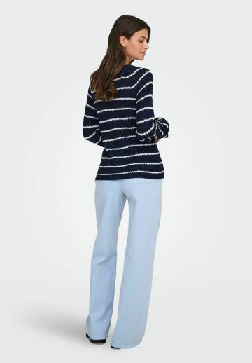 Пуловер в полоску