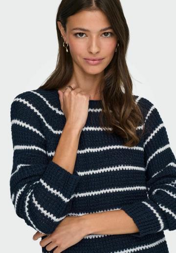 Пуловер в полоску