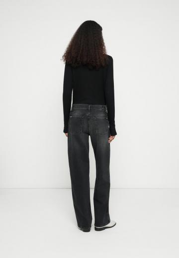 Прямые джинсы