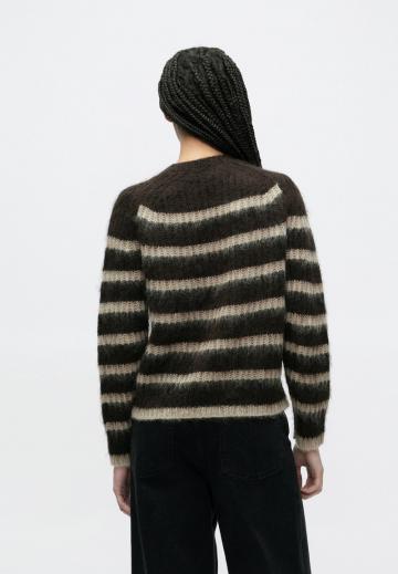 Пуловер в полоску