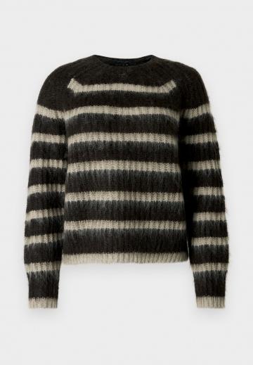 Пуловер в полоску