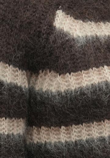 Пуловер в полоску