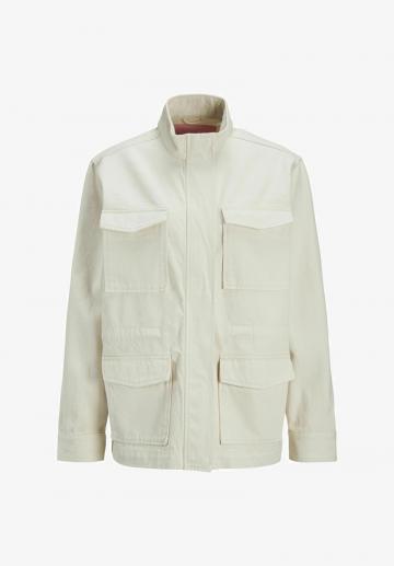 Куртка с накладнымит карманами