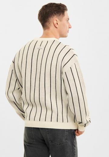 Пуловер в полоску