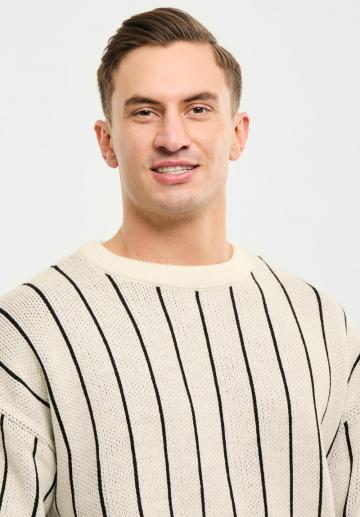 Пуловер в полоску