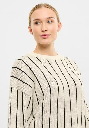 Пуловер в полоску