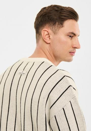 Пуловер в полоску