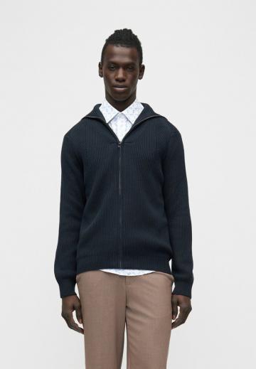 Вязаная кофта