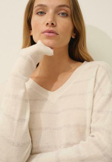 Пуловер в полоску