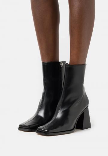 Высокие сапоги