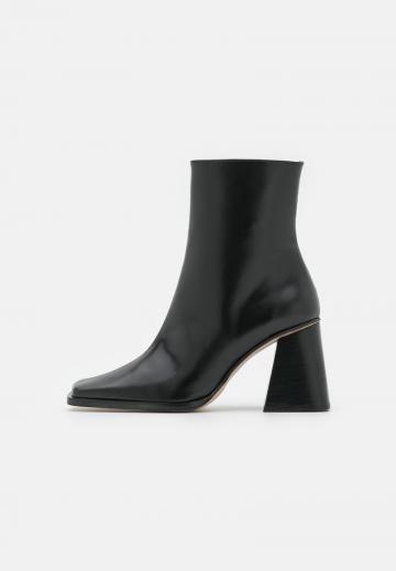 Высокие сапоги