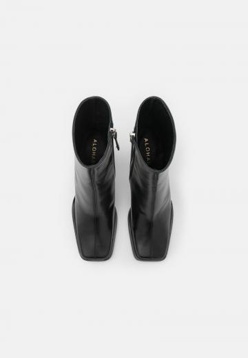 Высокие сапоги