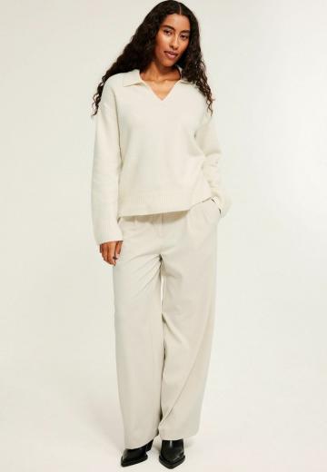 Пуловер с вырезом V