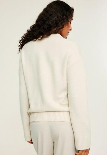 Пуловер с вырезом V