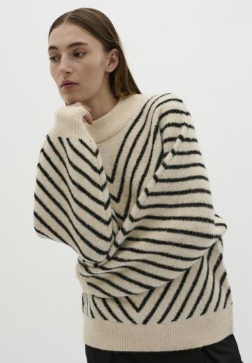 Пуловер в полоску