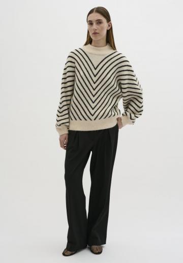 Пуловер в полоску