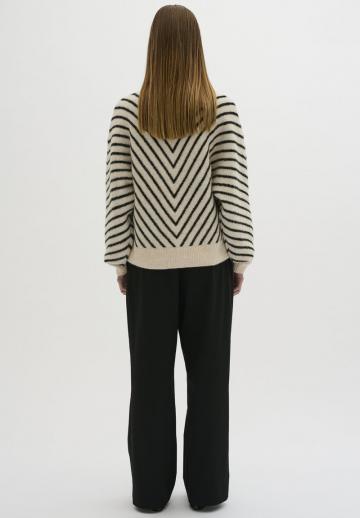 Пуловер в полоску