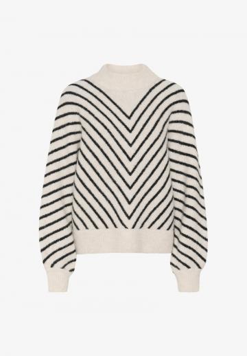 Пуловер в полоску