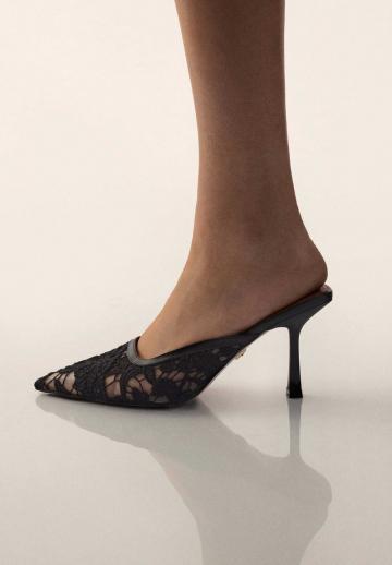 Босоножки на каблуке