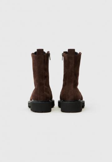 Ботинки на шнуровке