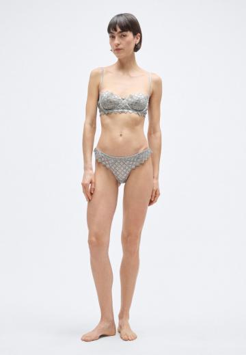 Трусы на бедрах