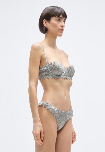 Трусы на бедрах