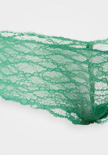 Трусы на бедрах