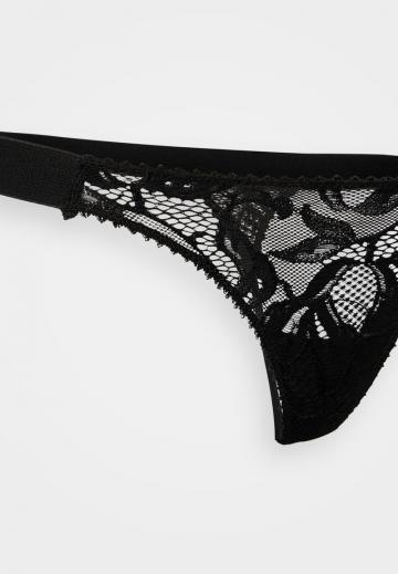 Трусы на бедрах