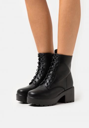 Ботинки на шнуровке