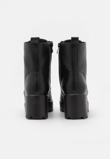 Ботинки на шнуровке