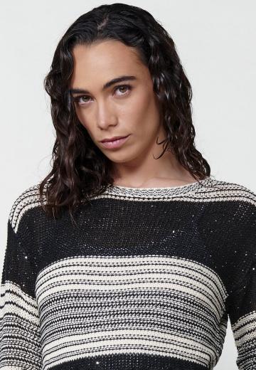 Пуловер в полоску