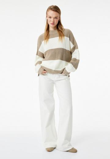 Пуловер в полоску