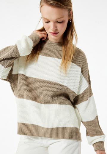 Пуловер в полоску