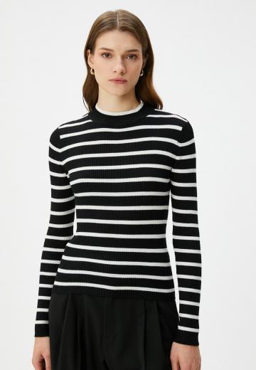 Пуловер в полоску