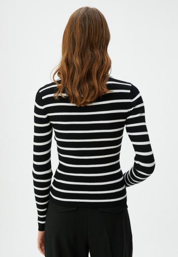 Пуловер в полоску